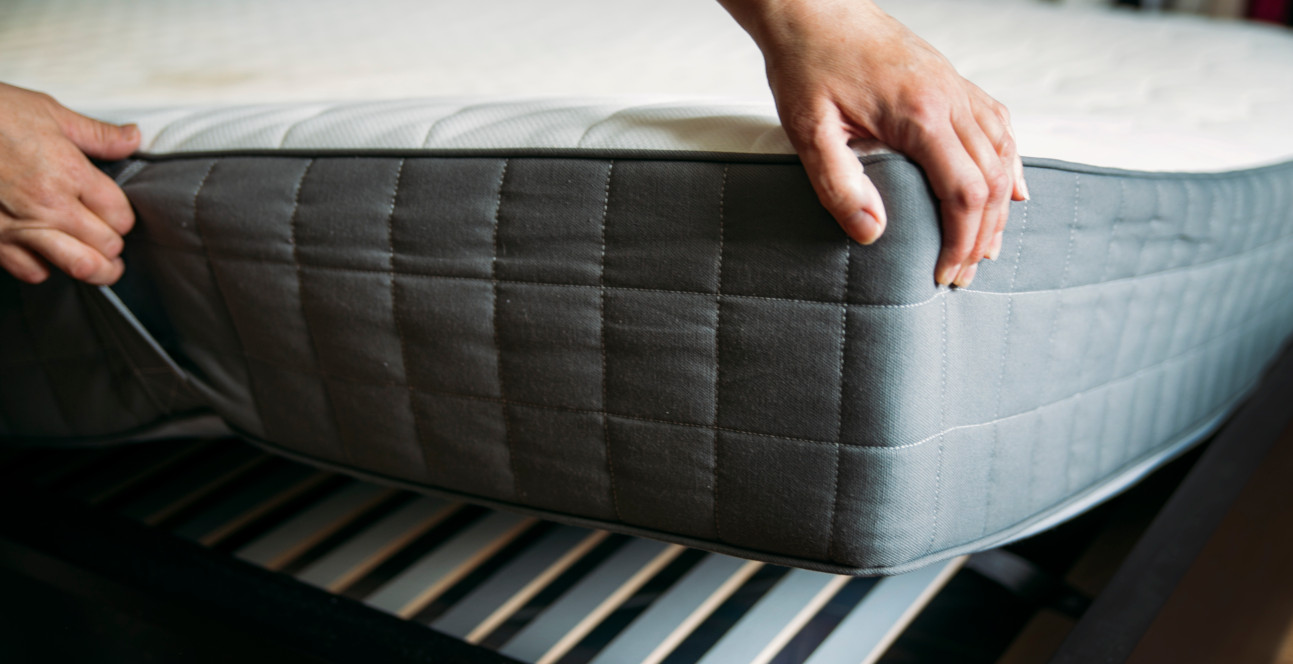 Jak prawidłowo obracać materac, by służył dłużej?