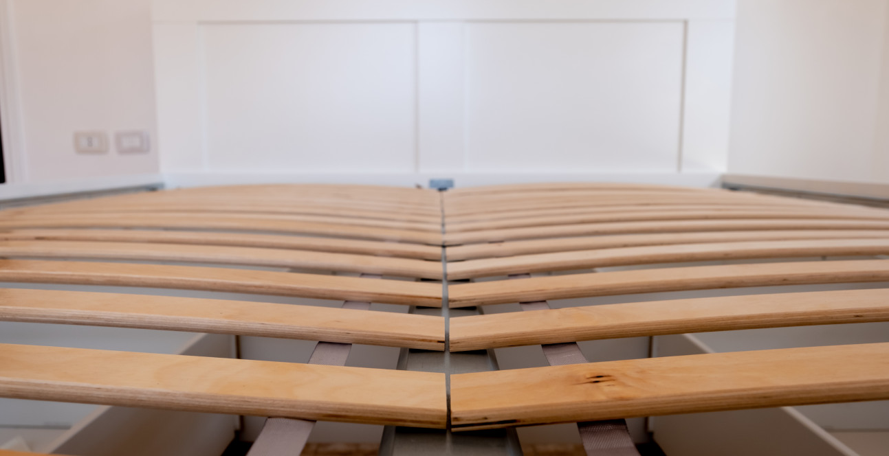 Materac a rama łóżka: jak stelaż wpływa na komfort snu?